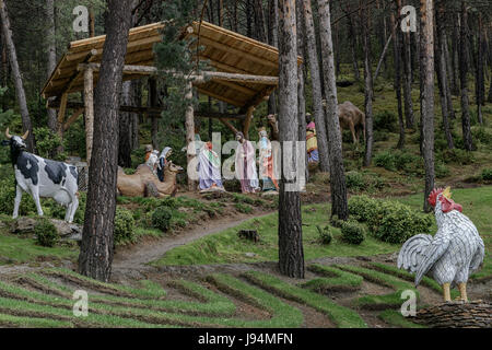 Jardin de Juberri, mit Statuen, Skulpturen und Wasserfällen in Saint Julia de Loria, Andorra. Stockfoto