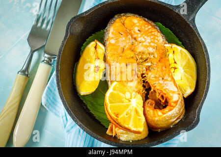 Chum mit Zitrone in einer gusseisernen Pfanne gebacken. Stockfoto