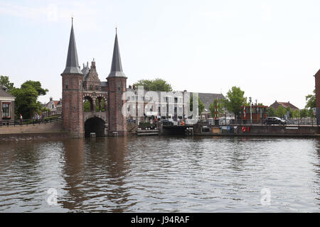 Waterpoort oder Wassertor ist ein Wahrzeichen in Sneek, Niederlande. Eine Wehrmauer, die eine Stadt mit einer Wasserstraße verbindet. Stockfoto