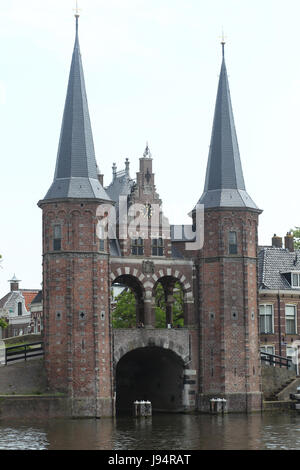 Waterpoort oder Wassertor ist ein Wahrzeichen in Sneek, Niederlande. Eine Wehrmauer, die eine Stadt mit einer Wasserstraße verbindet. Stockfoto