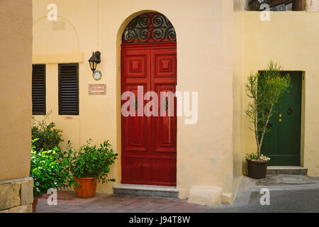 Rabat, Malta - 10. März 2017: Fassade des traditionellen maltesischen Haus in Rabat mit massiven Holztüren und des Hauses Namensschild, Malta Stockfoto