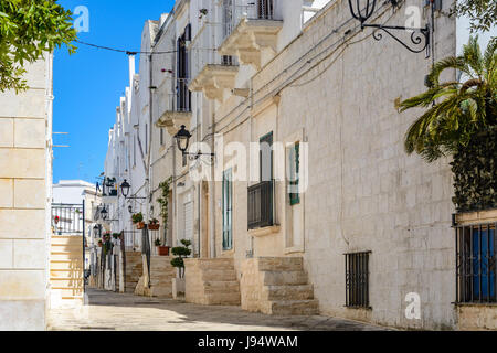 Gasse in Locorotondo, Apulien, Italien Stockfoto