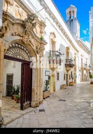 Gasse in Locorotondo, Apulien, Italien Stockfoto