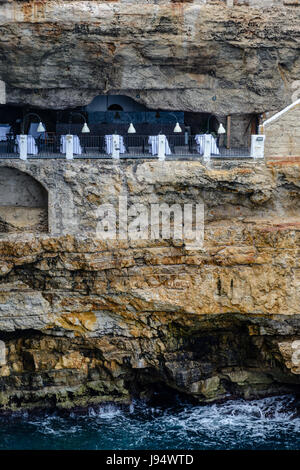 Restaurant in einer Höhle in Polignano a Mare, Apulien, Italien Stockfoto