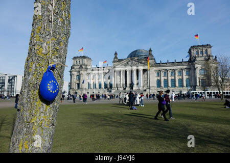 ILLUSTRATION - einen blauen Luftballon prangt mit dem Ring der Sterne das ist des Emblems der Europäischen Union (EU) hängt von einer Zeichenkette an einem Baumstamm vor dem Reichstag in den Tiergarten in Berlin. Aufgenommen am 04.03.2017. Die Möglichkeit, den Zusammenbruch des europäischen Integrationsprojekts hängt in der Luft nach Austritt und vor das Ergebnis des französischen Parlamentswahlen. Neun Monate nach Großbritannien stimmten beim Referendum zur EU-Mitgliedschaft, verlassen benachrichtigt das Land offiziell die EU ihre Absicht zu beenden. Die Union wird nun Verhandlungen mit Großbritannien über die Modalitäten des dep Stockfoto