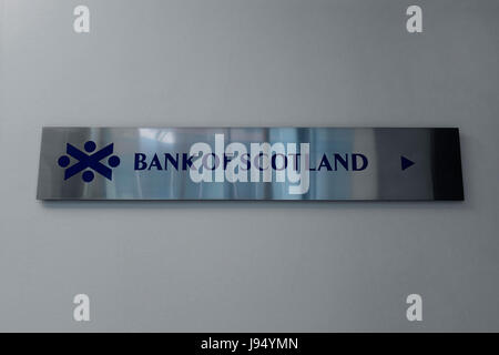 Bild einer Plakette von der Berliner Niederlassung der Bank of Scotland im CityQuartier DomAquarée Komplex. Aufgenommen am 04.03.2017. Die Berliner Niederlassung der Bank of Scotland wurde im Juli 2008 eröffnet, in einem modernen Gebäude im Geschäftsviertel der Stadt. Die Bank of Scotland ist eine der ältesten Banken in Europa und eine Geschäftsbank aktiv weltweit mit Hauptsitz in Edinburgh (Schottland). Es ist ein Unternehmen der Lloyds Banking Group. -KEIN Draht-SERVICE - Foto: Sascha Steinach/Dpa-Zentralbild/Dpa | weltweite Nutzung Stockfoto