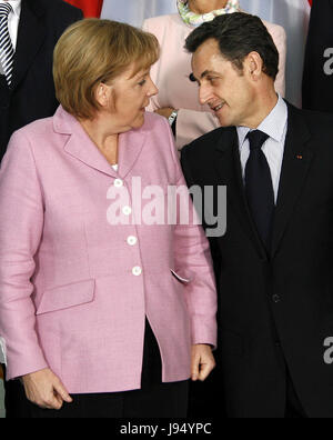 Deutsche Bundeskanzlerin Angela Merkel (L) und der französische Präsident Nicolas Sarkozy Chat an die Staatskanzlei in Berlin, Deutschland, 22. Februar 2009. Führende EU-Politiker besuchte eine Sondersitzung zu versuchen und finden eine gemeinsame Position zur Wirtschaftskrise im Zuge der bevorstehenden G20-Welt-Finanz-Gipfel in London am 2. April.  Foto: WOLFGANG KUMM | weltweite Nutzung Stockfoto