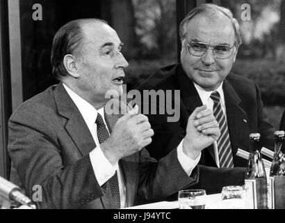 German chancellor Helmut Kohl (r) und französische Staatspräsident Francois Mitterrand (l) am 25. November 1983 in Bonn. Sie flehten die Sowjetunion an den Konferenztisch in Genf zurück. | weltweite Nutzung Stockfoto