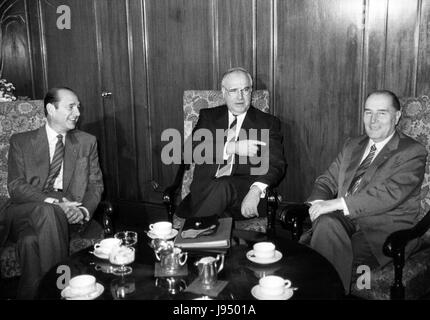 (Links nach rechts) Jacques Chirac, Helmut Kohl und Francois Mitterrand am 28. Oktober 1986 in Frankfurt - deutsch-französischen Konsultationen | weltweite Nutzung Stockfoto