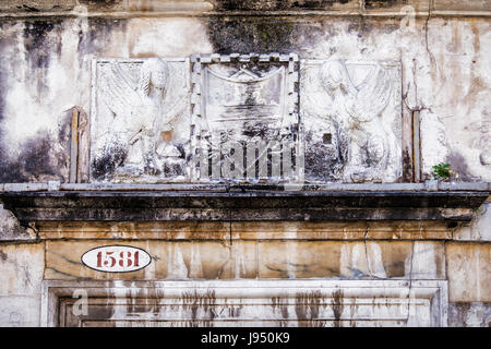 Italien, Venedig, Castello. Venezianischen Haus Detail, alte plastisches Kunstwerk von zwei Engeln und Wappen auf verwitterten alten Mauer Stockfoto