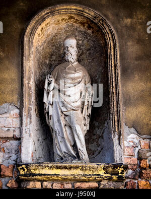 Giudecca, Venedig. Eufemia römisch-katholische Kirche erbaut im 9. Jahrhundert im venezianisch-byzantinischen Stil, Gebäude Detail, Skulptur des gotischen Bischof Stockfoto