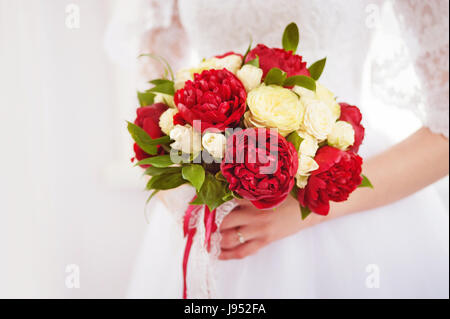 Brautstrauß aus Burgund Pfingstrosen und weißen Rosen am Hochzeitstag Stockfoto