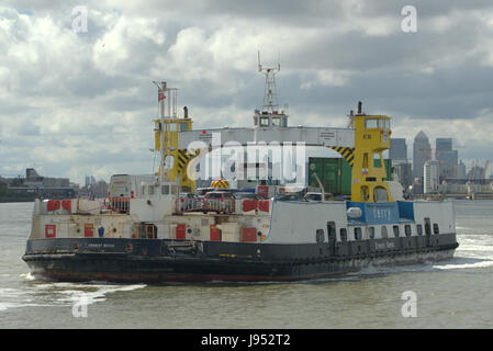 Die Woolwich Free Ferry auf der Themse in East London Stockfoto