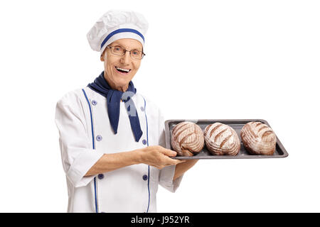 Ältere Baker, die holding ein Tablett mit frisch gebackenem Brot isoliert auf weißem Hintergrund Stockfoto