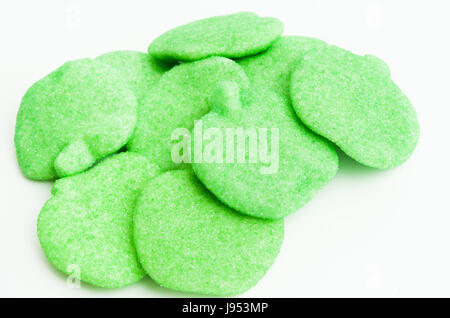 Köstliche Green Apple Gummies auf weißem Hintergrund Stockfoto