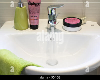 Waschbecken im Badezimmer Stockfoto