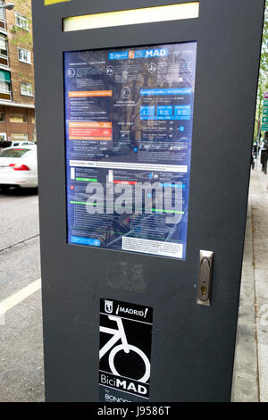 BiciMad Madrid öffentliche Fahrradverleihsystem, Fahrkartenautomat an einer Tankstelle Stockfoto