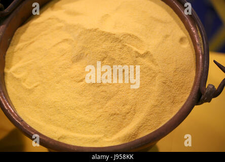 In der alten Kupfer Eimer gelb Weizenmehl Stockfoto