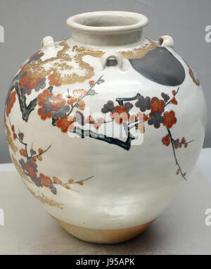 Tee Blatt Jar von Studio Ninsei, Edo Periode, 17. Jahrhundert, Mond und Plum design in Overglaze Emaille Tokyo National Museum DSC05248 Stockfoto