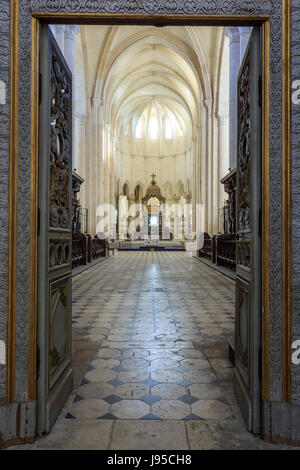 Frankreich, Yonne, Ligny-le-Châtel, Zisterzienser Abtei von Pontigny, der Kirche, der Chor gesehen die Tür des Schutzzauns Stockfoto
