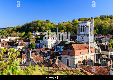 Frankreich, Yonne, Tonnerre, Ansicht vom Vorplatz der Kirche St. Pierre auf die Dächer der Stadt und den Turm der Kirche Unserer Lieben Frau Stockfoto