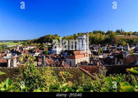 Frankreich, Yonne, Tonnerre, Ansicht vom Vorplatz der Kirche St. Pierre auf die Dächer der Stadt und den Turm der Kirche Unserer Lieben Frau Stockfoto