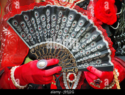 Frauen in mittelalterlicher Tracht mit Handheld-Fan. Stockfoto