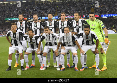 Cardiff, Wales. 3. Juni 2017. Juventus-Team Gruppe Line-up Fußball: Juventus team Gruppenbild (obere Reihe - L, R) Giorgio Chiellini, Andrea Barzagli, Sami Khedira, Mario Mandzukic, Leonardo Bonucci, Gianluigi Buffon, (untere Reihe - L, R) Paulo Dybala, Daniel Alves, Miralem Pjanic, Gonzalo Higuain und Alex Sandro vor der UEFA Champions League Finale match zwischen Juventus 1-4 Real Madrid im Millennium Stadium in Cardiff, Wales. Bildnachweis: Maurizio Borsari/AFLO/Alamy Live-Nachrichten Stockfoto