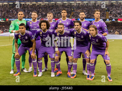 Cardiff, Wales. 3. Juni 2017. Real Madrid-Team Gruppe Line-up Fußball: Real Madrid Team Gruppenbild (obere Reihe - L, R) Keylor Navas, Sergio Ramos, Toni Kroos, Raphael Varane, Karim Benzema, Cristiano Ronaldo, (untere Reihe - L, R) Casemiro, Marcelo, Daniel Carvajal, Isco und Luka Modric vor der UEFA Champions League Finale match zwischen Juventus 1-4 Real Madrid im Millennium Stadium in Cardiff, Wales. Bildnachweis: Maurizio Borsari/AFLO/Alamy Live-Nachrichten Stockfoto