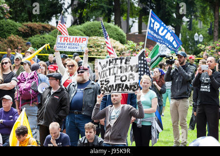 Portland, Vereinigte Staaten von Amerika. 4. Juni 2017. Portland, Oregon: Unterstützer an der Trump Free Speech Rallye Portland. Organisiert von Joey Gibson, ein Führer der Patriot Gebetsgruppe, die Rallye in der Innenstadt von Portland vorgestellten rechten nationalistischen Kyle Chapman und Lautsprecher zur Unterstützung der freien Meinungsäußerung und Präsident Trump. Bildnachweis: Paul Gordon/Alamy Live-Nachrichten Stockfoto