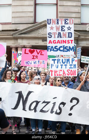 Portland, Vereinigte Staaten von Amerika. 4. Juni 2017. Portland, Oregon: Portestors an der Trump Free Speech Rallye Portland. Organisiert von Joey Gibson, ein Führer der Patriot Gebetsgruppe, die Rallye in der Innenstadt von Portland vorgestellten rechten nationalistischen Kyle Chapman und Lautsprecher zur Unterstützung der freien Meinungsäußerung und Präsident Trump. Bildnachweis: Paul Gordon/Alamy Live-Nachrichten Stockfoto