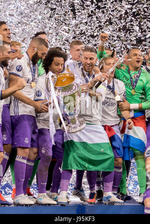 Cardiff, Wales. 3. Juni 2017. Real Madrid-Team Gruppe Fußball: Real Madrids Karim Benzema, Marcelo und Sergio Ramos hält einen Selfie Stock feiern mit der Trophäe nach dem Gewinn der UEFA Champions League Finale Partie zwischen Juventus 1-4 Real Madrid im Millennium Stadium in Cardiff, Wales. Bildnachweis: Maurizio Borsari/AFLO/Alamy Live-Nachrichten Stockfoto