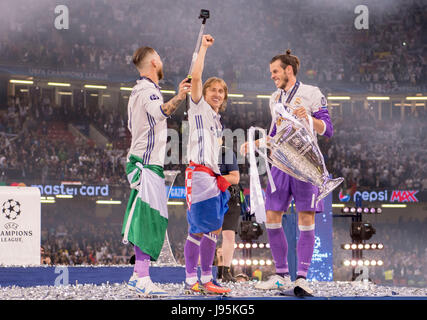 Cardiff, Wales. 3. Juni 2017. (L-R) Sergio Ramos, Luka Modric, Gareth Bale (Real) Fußball: Real Madrid Sergio Ramos hält einen Stock Selfie, Luka Modric und Gareth Bale mit der Trophäe feiern, nach dem Gewinn der UEFA Champions League Finale match zwischen Juventus 1-4 Real Madrid im Millennium Stadium in Cardiff, Wales. Bildnachweis: Maurizio Borsari/AFLO/Alamy Live-Nachrichten Stockfoto