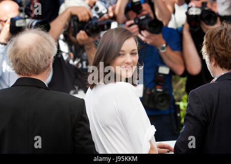 CANNES, Frankreich - 17. Mai: Schauspielerin Marion Cotillard besucht Ismaels Geister (Les Fantomes d'Ismael) Fototermin während der 70. jährlichen Cannes Film Festival im Palais des Festivals im 17. Mai 2017 in Cannes, Frankreich. Laurent Koffel/Alamy Live-Nachrichten Stockfoto