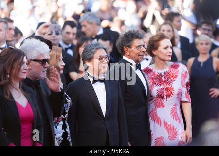 CANNES, Frankreich - Mai 17: (L-R) Jurymitglieder Agnes Jaoui, Jessica Chastain, Will Smith, Präsident der Jury Pedro Almodovar und Jurymitglieder Park Chan-Wook, Gabriel Yared und Fan Bingbing "Ismaels Geister (Les Fantomes d'Ismael)" screening teilnehmen und Eröffnungs-Gala während der 70. jährlichen Cannes Film Festival im Palais des Festivals auf Mai 17,2017 in Cannes. Frankreich. Laurent Koffel/Alamy Live-Nachrichten Stockfoto