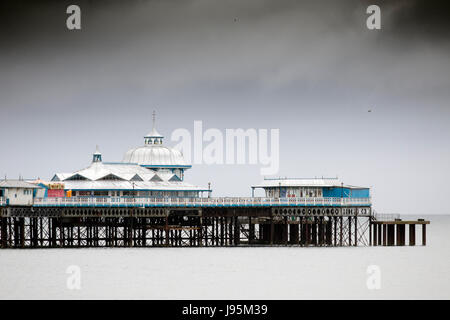 Einen nassen und trüben Sommertag im beliebten Badeort von Llandudno Pier in North Wales Stockfoto