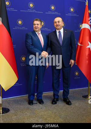 Ankara, Türkei. 5. Juni 2017. Deutscher Außenminister Sigmar Gabriel (SPD) mit seinem türkischen Amtskollegen Mevlüt Cavusoglu vor bilateralen Gesprächen in Ankara, Türkei, 5. Juni 2017. Foto: Gregor Fischer/Dpa/Alamy Live News Stockfoto