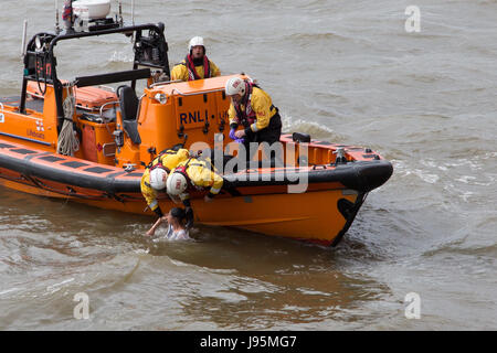 Westminster, London, UK. 5. Juni 2017. RNLI-Crew vom Turm Rettungsstation ziehen Sie eine Frau aus der Themse von Westminster Bridge von den Houses of Parliament. Die Frau war sicher aus dem Wasser geborgen. Ein vorbeifahrenden Touristen erzählte der Polizei sie rauchte eine Zigarette, sprach etwas und dann absichtlich sprang. Sie ist die vierte Person, die nach dem Terroranschlag am 22. März 2017 von Westminster Brücke gesprungen sind. Bildnachweis: Auf fotografischen Blick/Alamy Live News Stockfoto