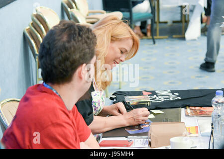 Bonn, Deutschland. Juni 2017. Chase Masterson (Leeta auf Star Trek: Deep Space Nine) war Moderatorin auf der FedCon 26, Europas größter Star Trek Convention, und lädt Prominente und Fans ein, sich in Signing-Sitzungen und Podiumsdiskussionen zu treffen. Die FedCon 26 fand im Juni 2-5 2017 statt. Quelle: Markus Wissmann/Alamy Live News Stockfoto