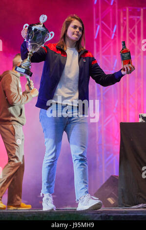 Hamburg, Deutschland. 4. Juni 2017. Schweizer Slam-Poet Hazel Brugger hält ihre Trophäe beim Best of Poetry Slam-Event in Hamburg, Deutschland, 4. Juni 2017. Foto: Georg Wendt/Dpa/Alamy Live News Stockfoto