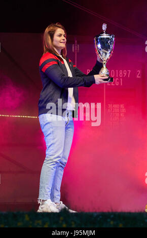 Hamburg, Deutschland. 4. Juni 2017. Schweizer slam Poet Hazel Brugger mit ihrer Trophäe beim Best of Poetry Slam-Event in Hamburg, Deutschland, 4. Juni 2017. Foto: Georg Wendt/Dpa/Alamy Live News Stockfoto