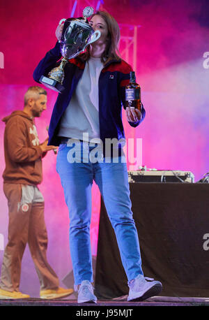 Hamburg, Deutschland. 4. Juni 2017. Schweizer slam Poet Hazel Brugger mit ihrer Trophäe beim Best of Poetry Slam-Event in Hamburg, Deutschland, 4. Juni 2017. Foto: Georg Wendt/Dpa/Alamy Live News Stockfoto