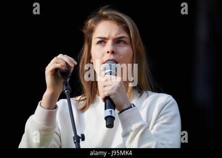 Hamburg, Deutschland. 4. Juni 2017. Schweizer slam Poet Hazel Brugger auf der Bühne beim Best of Poetry Slam-Event in Hamburg, Deutschland, 4. Juni 2017 führt. Foto: Georg Wendt/Dpa/Alamy Live News Stockfoto