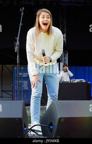 Hamburg, Deutschland. 4. Juni 2017. Schweizer slam Poet Hazel Brugger auf der Bühne beim Best of Poetry Slam-Event in Hamburg, Deutschland, 4. Juni 2017 führt. Foto: Georg Wendt/Dpa/Alamy Live News Stockfoto