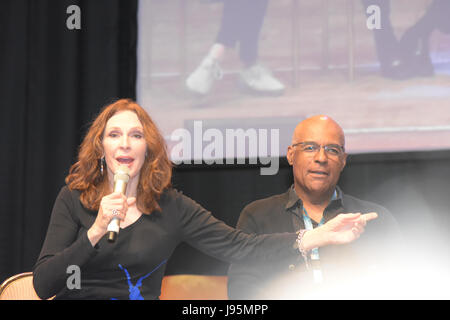 Bonn, Deutschland. 4. Juni 2017. Gates McFadden (Dr. Beverly Crusher in Star Trek: die nächste Generation), Michael Dorn (Worf in Star Trek: die nächste Generation) auf der FedCon. FedCon 26, Europas größter Star Trek Convention, lädt Promis und Fans Autogrammstunden und Platten zu treffen. FedCon 26 fand Jun 2-5 2017. Bildnachweis: Markus Wissmann/Alamy Live-Nachrichten Stockfoto