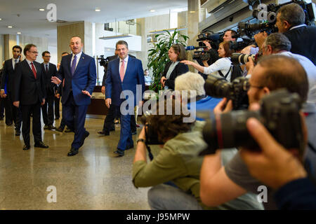 Ankara, Türkei. 5. Juni 2017. Deutscher Außenminister Sigmar Gabriel (SPD) mit seinem türkischen Amtskollegen Mevlüt Cavusoglu (R) vor bilateralen Gesprächen in Ankara, Türkei, 5. Juni 2017. Foto: Gregor Fischer/Dpa/Alamy Live News Stockfoto