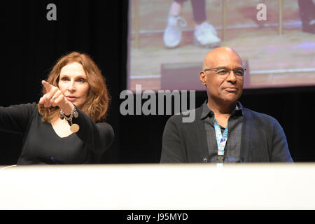 Bonn, Deutschland. 4. Juni 2017. Gates mcfadden (Dr. Beverly Crusher in Star Trek: The Next Generation), Michael Dorn (worf in "Star Trek: The Next Generation). Auf der fedcon fedcon 26, Europas größte Star Trek Convention, lädt Prominente und Fans in Autogrammstunden und Panels zu erfüllen. Die fedcon 26 fand May 2-5 2017. Quelle: markus Wissmann/alamy leben Nachrichten Stockfoto