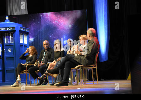 Bonn, Deutschland. 4. Juni 2017. Star Trek: Die nächste Generation Panel bei FedCon 26. l, r: Gates McFadden, Michael Dorn, Marina Sirtis, LeVar Burton, Denise Crosby, John de Lancie. FedCon 26, Europas größter Star Trek Convention, lädt Promis und Fans Autogrammstunden und Platten zu treffen. FedCon 26 fand Jun 2-5 2017. Bildnachweis: Markus Wissmann/Alamy Live-Nachrichten Stockfoto