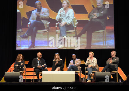 Bonn, Deutschland. 4. Juni 2017. Star Trek: Die nächste Generation Panel bei FedCon 26. l, r: Gates McFadden, Michael Dorn, Marina Sirtis, LeVar Burton, Denise Crosby, John de Lancie. FedCon 26, Europas größter Star Trek Convention, lädt Promis und Fans Autogrammstunden und Platten zu treffen. FedCon 26 fand Jun 2-5 2017. Bildnachweis: Markus Wissmann/Alamy Live-Nachrichten Stockfoto