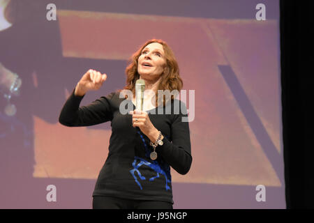 Bonn, Deutschland. Juni 2017. Gates McFadden (Dr. Beverly Crusher in Star Trek: The Next Generation) auf der FedCon 26, Europas größter Star Trek Convention, lädt Prominente und Fans zu einem Treffen in Signing-Sessions und Panels ein. Die FedCon 26 fand im Juni 2-5 2017 statt. Quelle: Markus Wissmann/Alamy Live News Stockfoto